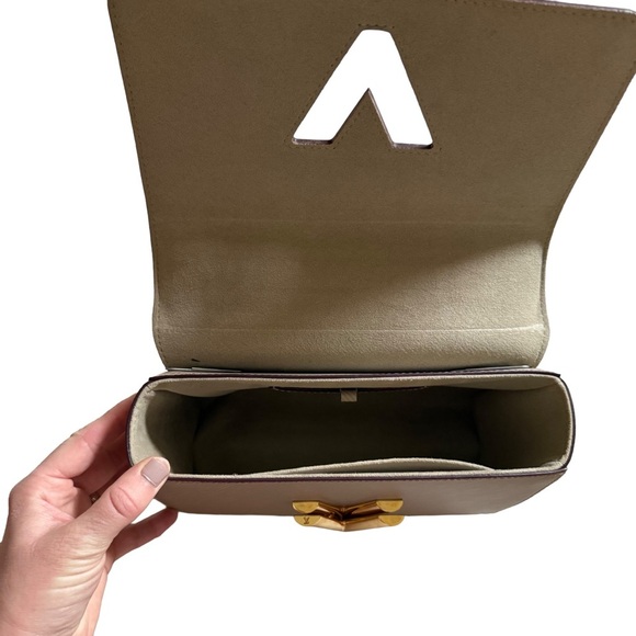 LOUIS VUITTON TAN “TWIST MM” EPI LEATHER CROSSBODY/SHOULDER BAG W/ GOLD HARDWARE - Picture 10 of 15